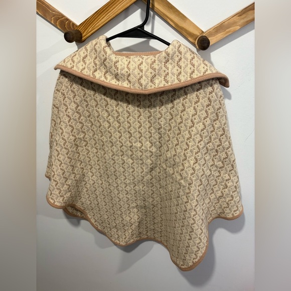 'A Dafydd Snowdon Design' Cream Welsh Wool Tapestry Cape - Picture 4 of 13